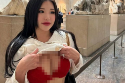 女生穿露胸衣服,露胸服饰展现女性独特风采